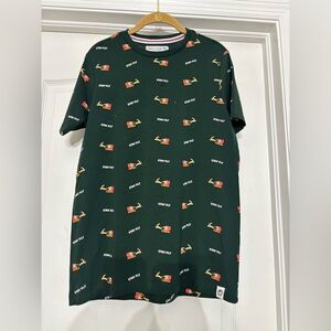 FREE PLANET unisex Santa and reindeer Christmas t shirt size extra small